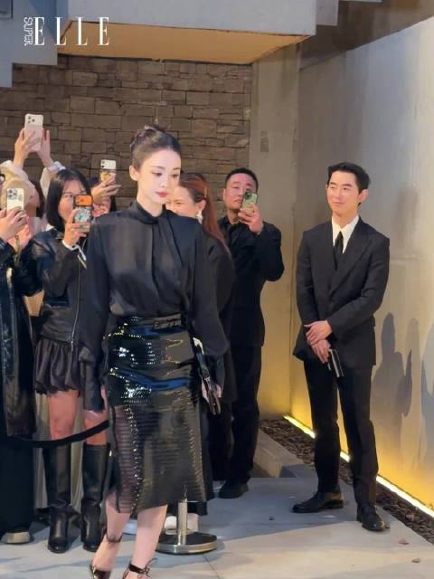 演员娜扎亮相TOM FORD绝色之夜 活动现场，颜值在线，每次亮相都是惊喜