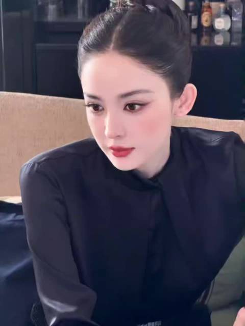 娜扎黄浦江畔大片曝光，黑丝绒造型衬东方明珠为背景