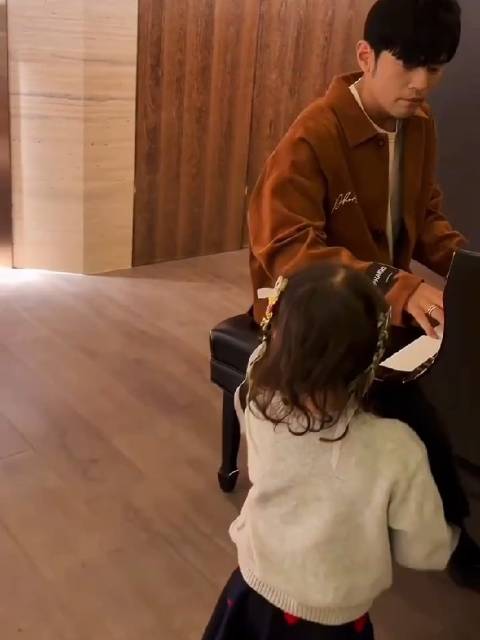 张之臻为周杰伦新歌打call，父女同框温馨互动