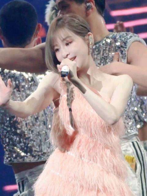 粉色羽毛一穿，心电心直接甜到漏电