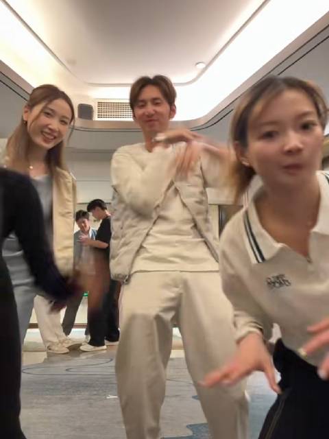 国羽队员互动欢乐多，钱天一惊讶表情引关注