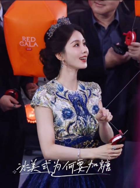 一姐出没，女神驾到，万千华彩，星光闪耀全场，刘诗诗完全是高贵典雅的神