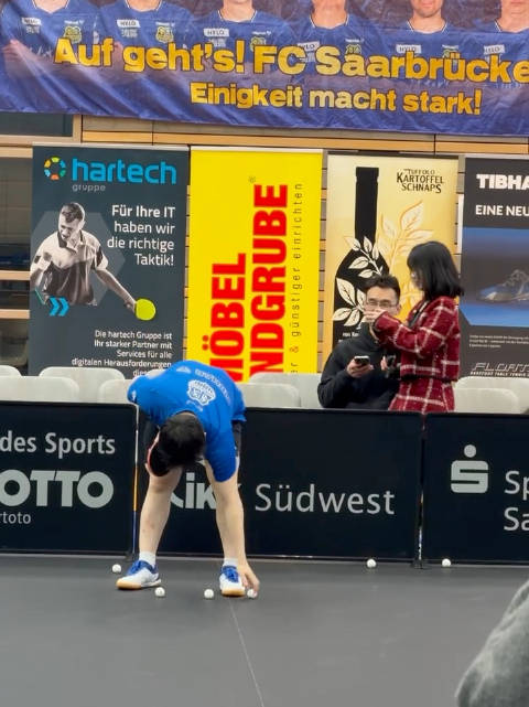 樊振东开心捡起三个球就发，我还想着数他的兜里能装多少呢