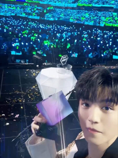 王俊凯QQ音乐盛典拿错奖杯，现场幽默应对