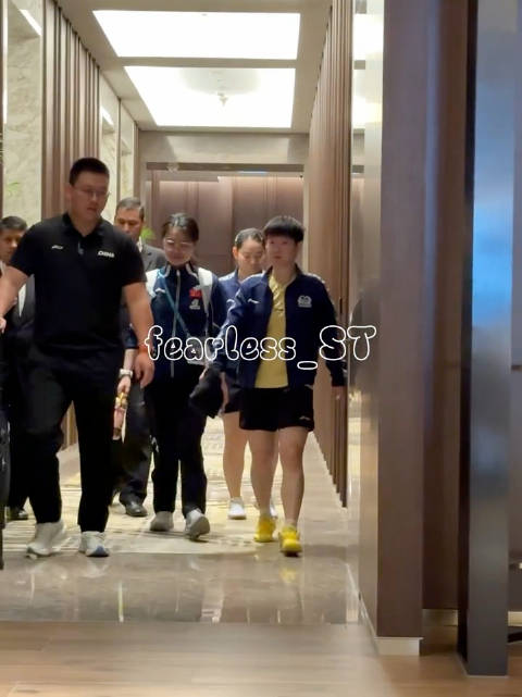 孙颖莎下训与队友热聊展露可爱一面