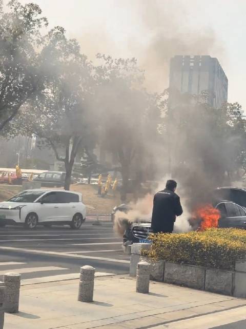 奔驰油车起火事件频发引关注