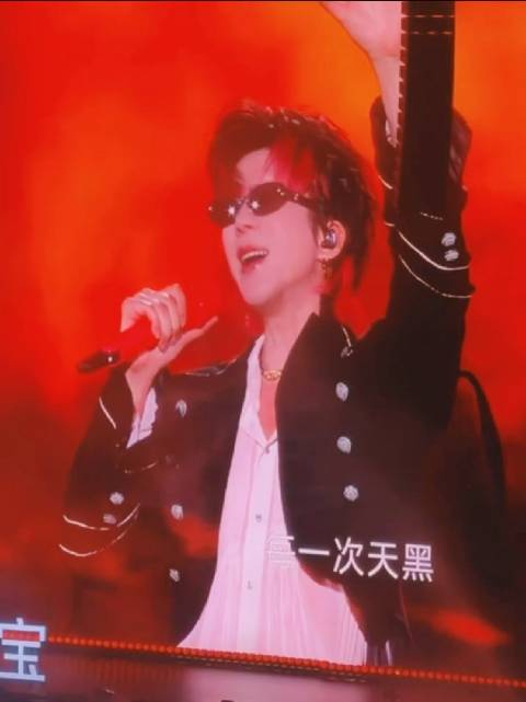 刘宇宁狼尾红挑染造型亮相音乐巅峰之夜