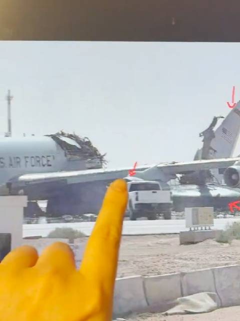 美军预警机沙特基地遭无人机袭击损毁，雷达整体脱落机身断裂