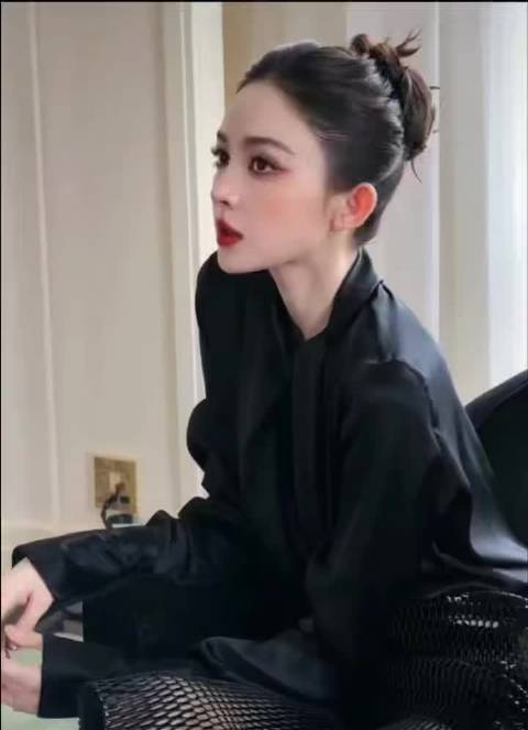 娜扎浦江晚风大片，东方明珠成奢华背景