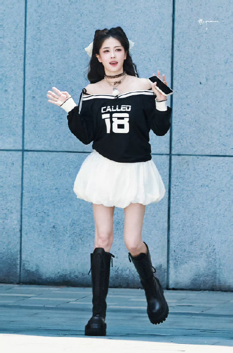 这次白鹿的小猫饭撒互动有哪些具体的细节和暖心举动？