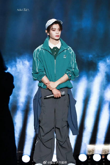 丁禹兮斩获巅峰流行男歌手，西湖畔领奖时真情流露