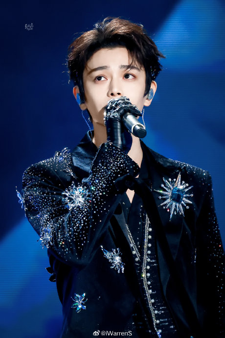 娱乐圈业内人士如何评价丁禹兮这种在颁奖礼上为他人作品宣传的行为？