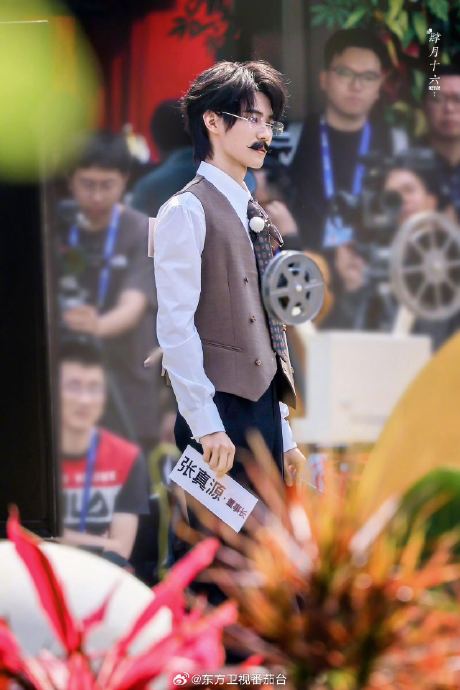 张真源在节目中除了被沙溢亲吻，还有哪些精彩表现和造型？