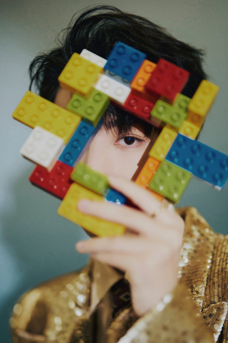 王俊凯在QQ音乐巅峰之夜的鎏金西装具体是什么品牌和款式？