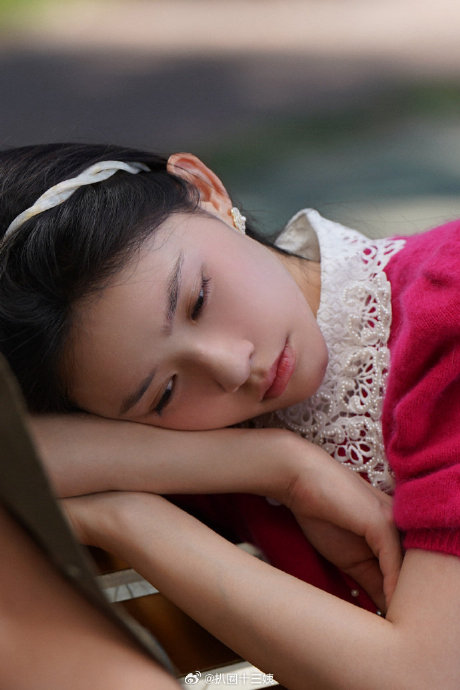 郑晓龙执导的《冬去春来》中揭露娱乐圈潜规则的剧情具体是怎样的？