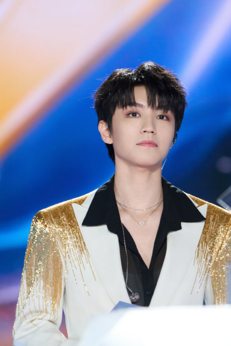 王俊凯的舞台造型如何呼应‘心跳是唯一的方向’这个主题？