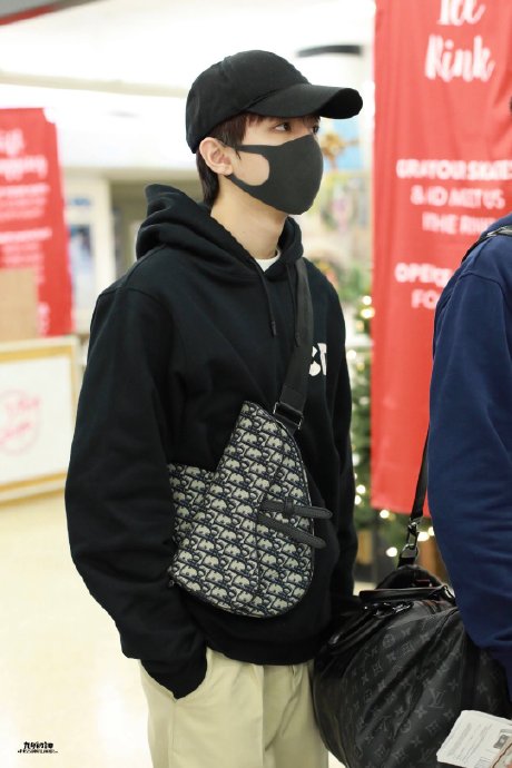 王俊凯红毯上的单手插兜动作引发了哪些时尚解读和模仿热潮？