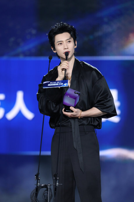 QQ音乐巅峰之夜有哪些其他知名艺人参加了演出？