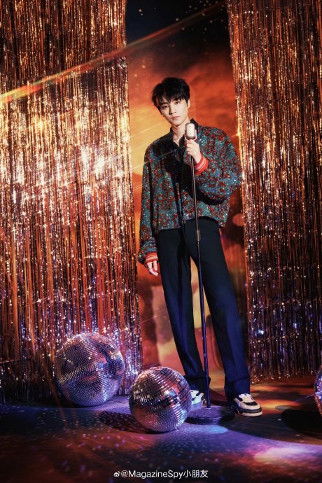 王俊凯工作室‘心跳是唯一的方向’置顶微博配图有哪些舞台高光瞬间？