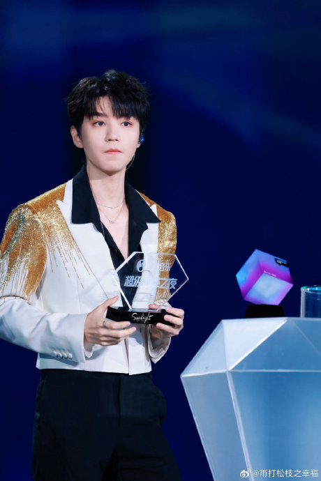 王俊凯颁奖礼拿错牌秒换回，与全场粉丝暖心自拍化解尴尬