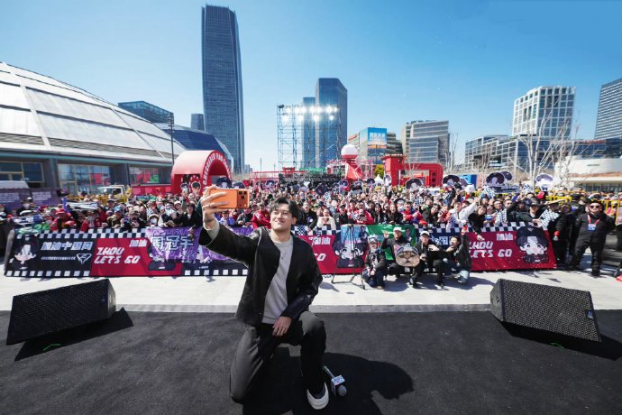 周冠宇作为中国首位F1车手，对中国赛车市场和粉丝文化有何影响？