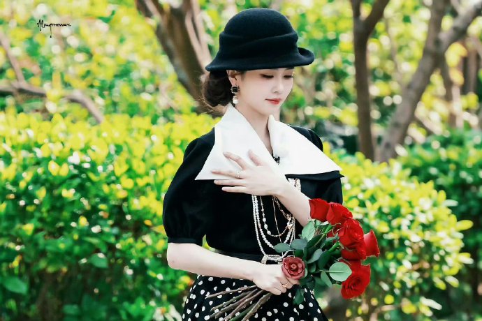 白鹿《奔跑吧》双马尾造型封神，元气女大反差萌引发热议