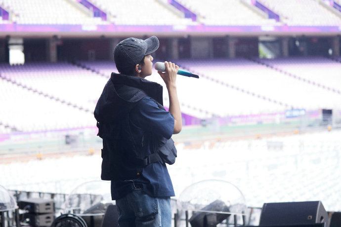 王俊凯近期杭州演出的《无人乐园》等新歌舞台反响如何？