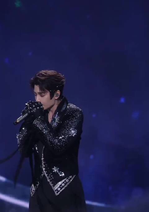 丁禹兮音乐盛典谢幕飞吻鞠躬