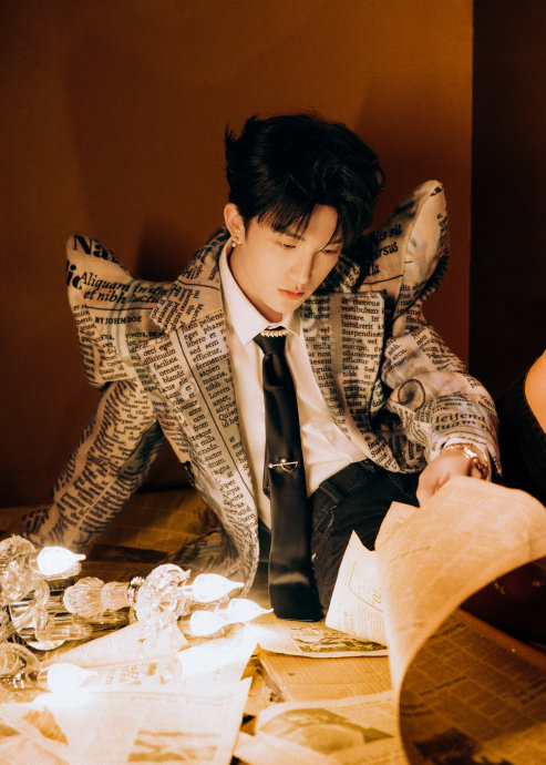 QQ音乐巅峰夜红毯：王俊凯贵气、展轩萌态、张云雷玩梗