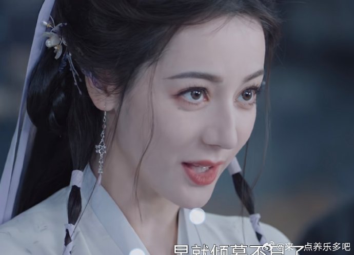 为什么《白日提灯》的演员选角和年龄差设定会引发争议？