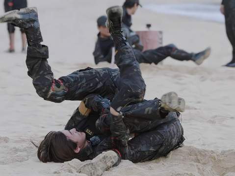 师生拔河欢乐互动现场笑声不断