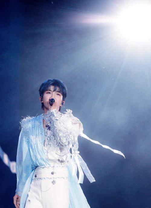 周深在QQ音乐超级巅峰之夜彩排中演唱了哪三首歌曲？