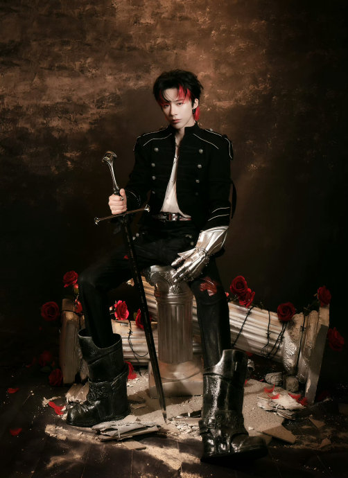 刘宇宁的“玫瑰骑士”造型在社交媒体上引发了哪些话题和讨论？