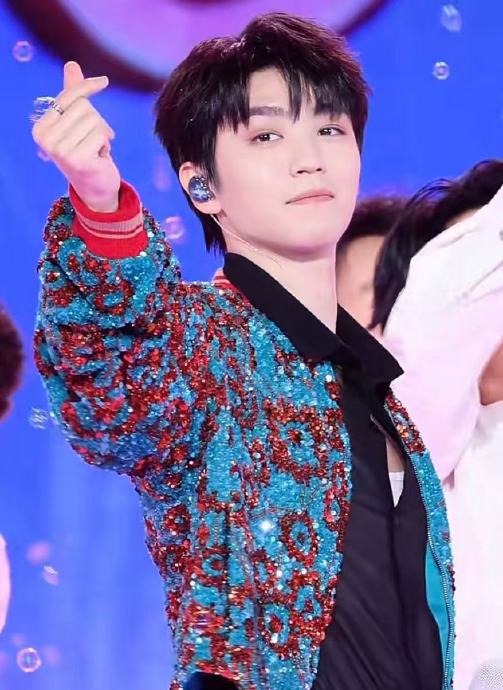 王俊凯《无人乐园》首秀引全网热议！舞台设计竟出自他手？