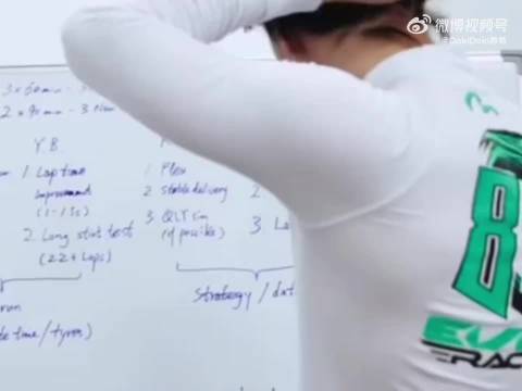 王一博专注赛车训练备战新赛季