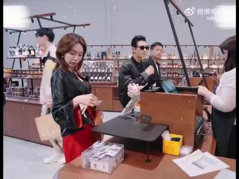 姜妍看中800元擀面杖，黄晓明豪爽送！姜妍拿到手两眼放光