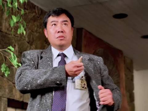 黑警为了陷害发哥，不惜划破胸口