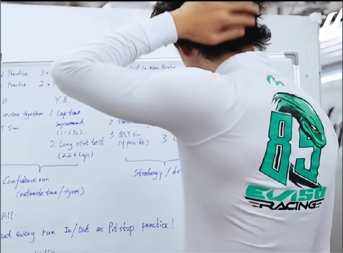 王一博是如何将英语应用到赛车训练等专业领域的？