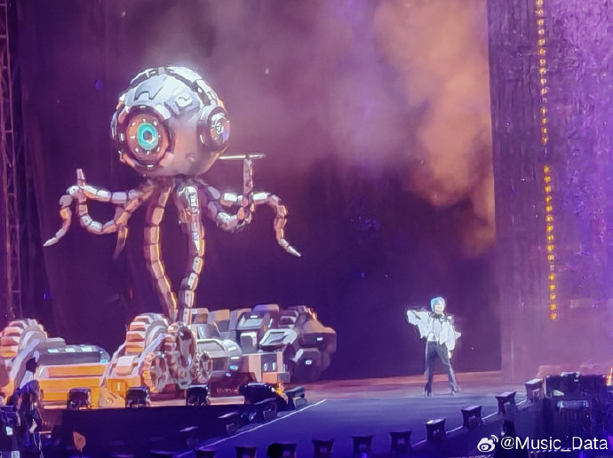 周深本次彩排的舞台造型和设计理念有什么特点？