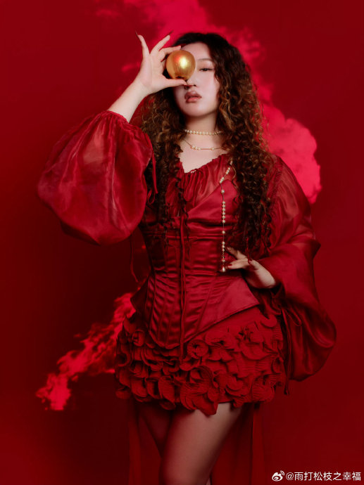 从180斤偶像梦碎到喜剧女王，嵇嘉禾用《白乌鸦》为十年天赋正名