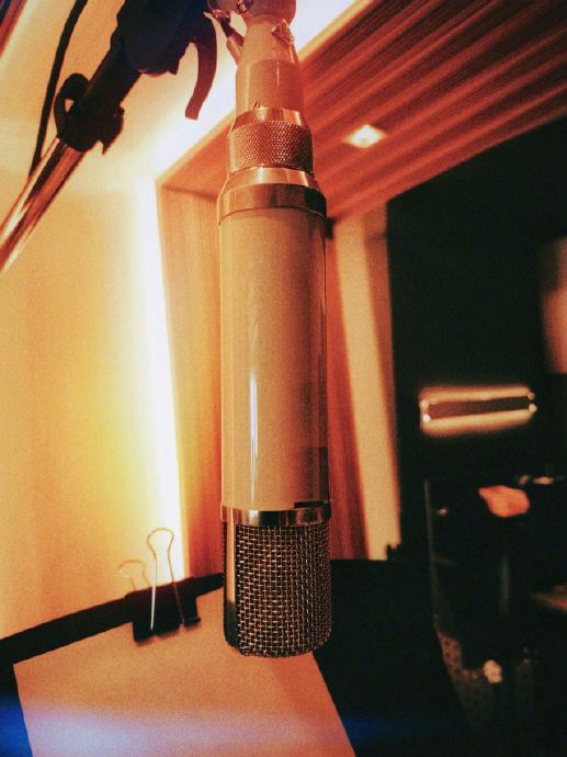 周传雄和唐恬为何称赞王俊凯在《无人乐园》中的表现？