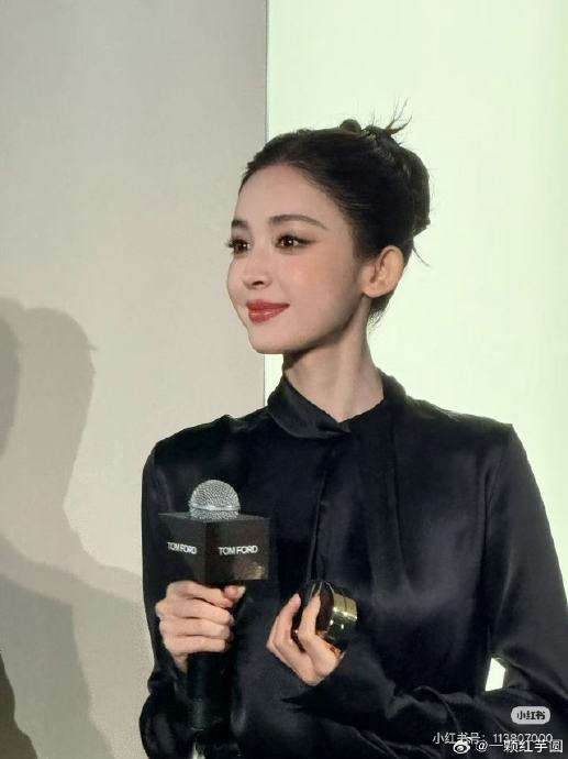 古力娜扎在TOM FORD大师课活动上穿的黑皮裙具体是什么设计和搭配？