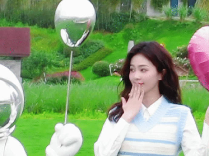 白鹿本人对季节更迭和夏日主题有哪些公开的表达或互动？