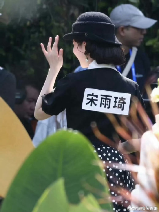 白鹿在节目中与宋雨琦的互动细节是什么？