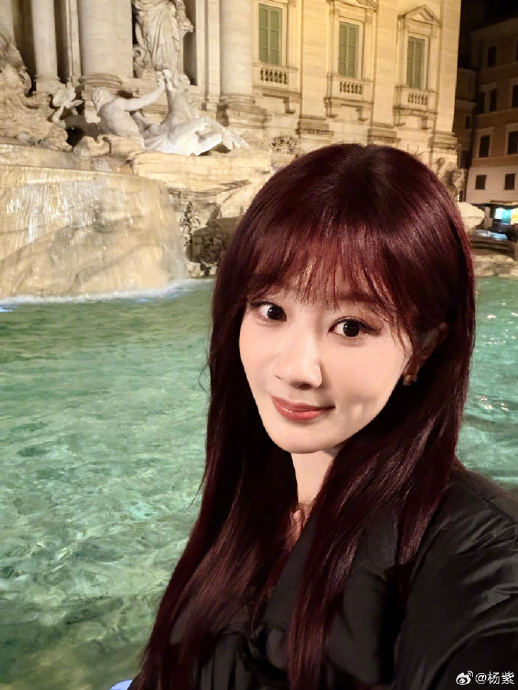 杨紫为黄灿灿《乘风2026》助阵的具体自嘲发言内容是什么？