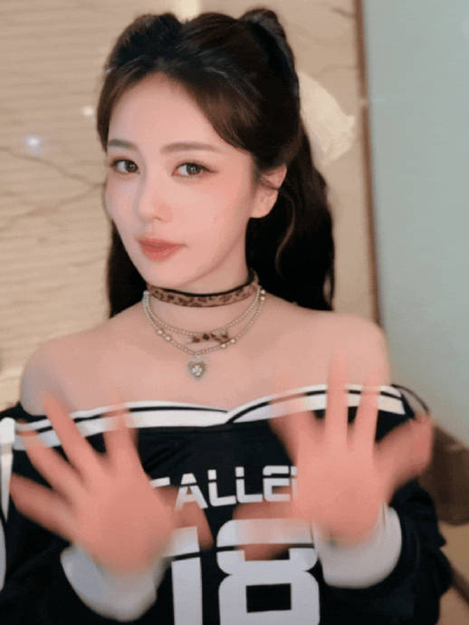 白鹿是如何评价张真源撕名牌能力的进步的？