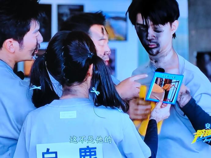 《奔跑吧》这次撕名牌环节引发的热度，是否预示着节目模式的回暖？