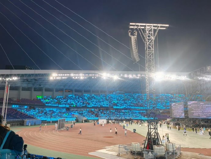 王俊凯领奖时突发奇想，转身与台下万人蓝海自拍