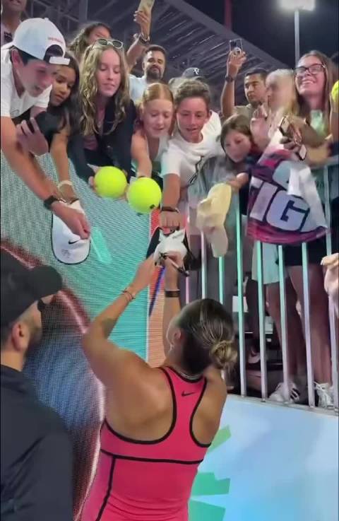 萨巴伦卡2比1胜高芙卫冕迈阿密赛冠军