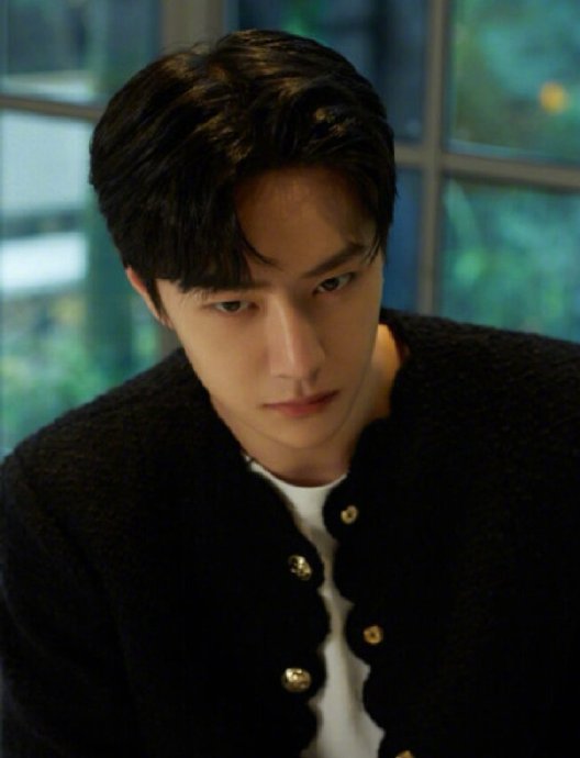 王一博续约乐华背后：顶流获股权绑定，微博更名开启个人品牌时代